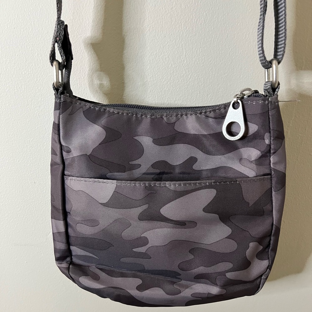 Baggallini Gray Camouflage Nylon Crossbody bag purse - Picture 2 of 5